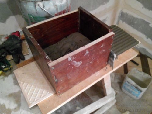 Станок для конвейерного нанесения клея на плитку - пример использования