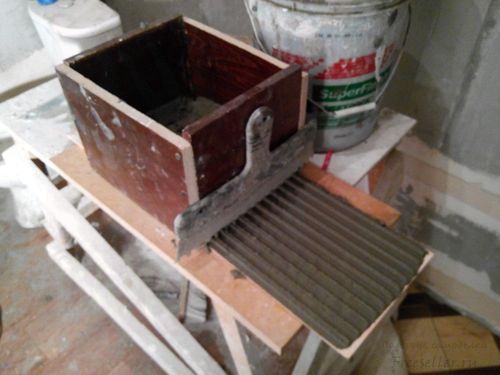 Станок для конвейерного нанесения клея на плитку - пример использования