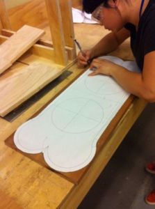 Процесс изготовления стола для собак в форме лакомства