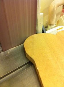 Процесс изготовления стола для собак в форме лакомства