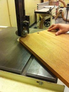 Процесс изготовления стола для собак в форме лакомства