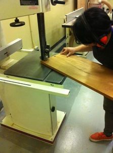 Процесс изготовления стола для собак в форме лакомства