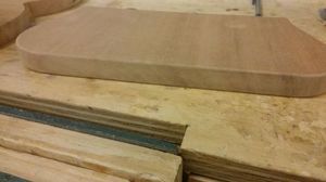 Процесс изготовления стола для собак в форме лакомства