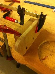 Процесс изготовления стола для собак в форме лакомства