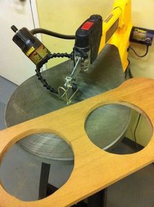 Процесс изготовления стола для собак в форме лакомства