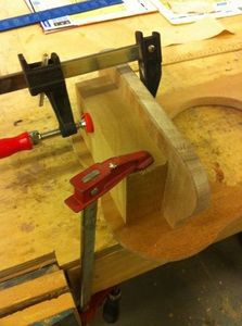 Процесс изготовления стола для собак в форме лакомства