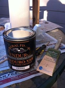 Процесс изготовления стола для собак в форме лакомства