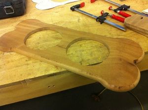 Процесс изготовления стола для собак в форме лакомства