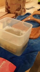 Процесс изготовления стола для собак в форме лакомства