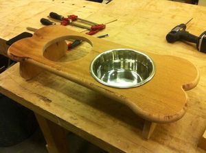 Процесс изготовления стола для собак в форме лакомства