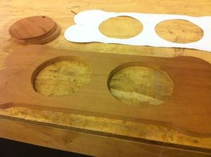 Процесс изготовления стола для собак в форме лакомства