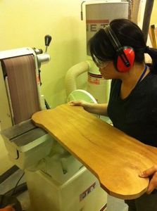 Процесс изготовления стола для собак в форме лакомства