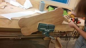 Процесс изготовления стола для собак в форме лакомства