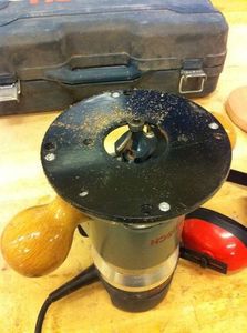 Процесс изготовления стола для собак в форме лакомства