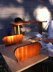 Процесс изготовления стола для собак в форме лакомства