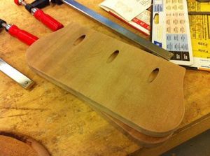 Процесс изготовления стола для собак в форме лакомства