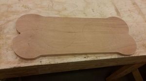 Процесс изготовления стола для собак в форме лакомства