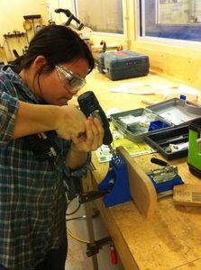 Процесс изготовления стола для собак в форме лакомства