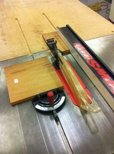 Процесс изготовления стола для собак в форме лакомства