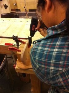 Процесс изготовления стола для собак в форме лакомства