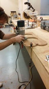 Процесс изготовления стола для собак в форме лакомства