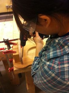 Процесс изготовления стола для собак в форме лакомства