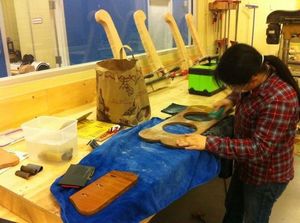 Процесс изготовления стола для собак в форме лакомства