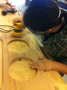 Процесс изготовления стола для собак в форме лакомства