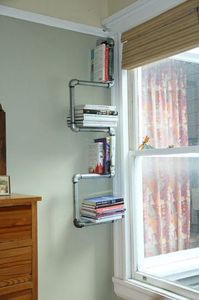 Полочка для книг из оцинкованных труб