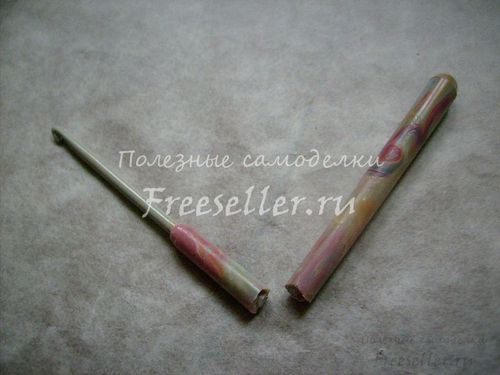 Пластмассовая рукоятка сломанного вязального крючка