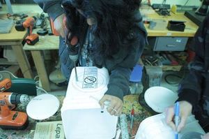 Процесс изготовления бумбокса из корзины