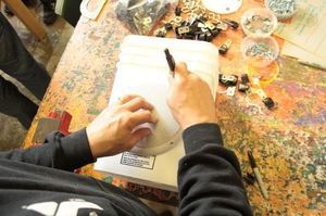 Процесс изготовления бумбокса из корзины