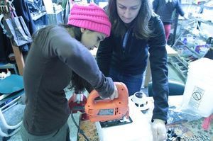 Процесс изготовления бумбокса из корзины