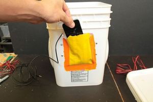 Процесс изготовления бумбокса из корзины