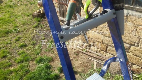 Доработка лестницы стремянки при помощи канализационной трубы.