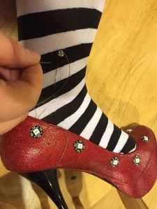 Процесс изготовления туфелек Дороти своими руками