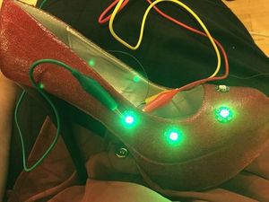 Процесс изготовления туфелек Дороти своими руками