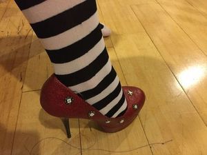 Процесс изготовления туфелек Дороти своими руками