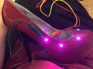 Процесс изготовления туфелек Дороти своими руками