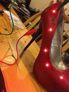 Процесс изготовления туфелек Дороти своими руками