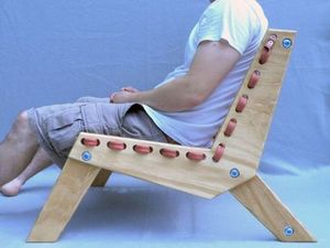 Стул ищ фанеры и резинового шланга