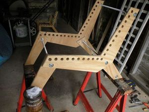 Процесс изготовления креативного стула из фанеры и шлангов