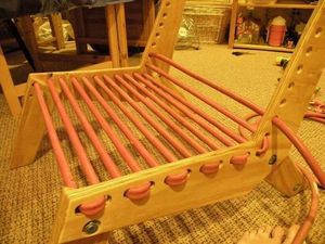 Процесс изготовления креативного стула из фанеры и шлангов