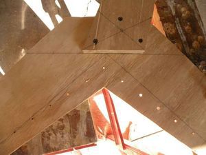 Процесс изготовления креативного стула из фанеры и шлангов