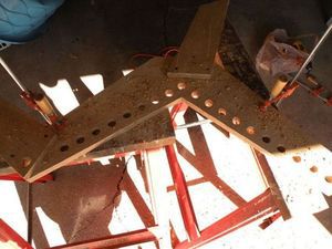 Процесс изготовления креативного стула из фанеры и шлангов