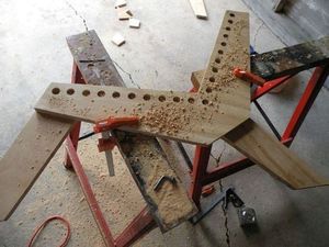 Процесс изготовления креативного стула из фанеры и шлангов