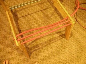 Процесс изготовления креативного стула из фанеры и шлангов