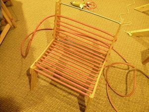 Процесс изготовления креативного стула из фанеры и шлангов