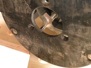 Процесс изготовления креативного стула из фанеры и шлангов