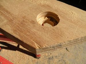 Процесс изготовления креативного стула из фанеры и шлангов